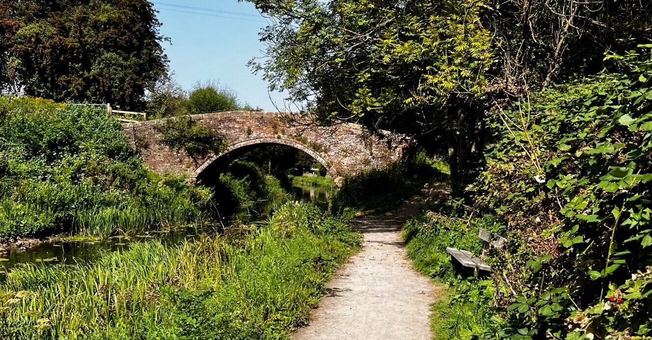 Stroudwater Canal Path Walk from Brimscombe to Stroud (3.5 km / 2.2 miles) Stroudwater Canal Path Walk from Brimscombe to Stroud (3.5 km / 2.2 miles)